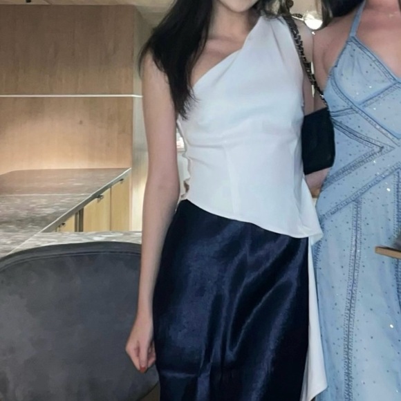 White top - Picture 2 of 2